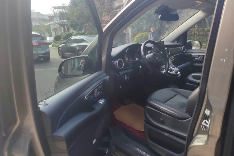 奔驰V级 2017款 V 260 领航版中控内饰20