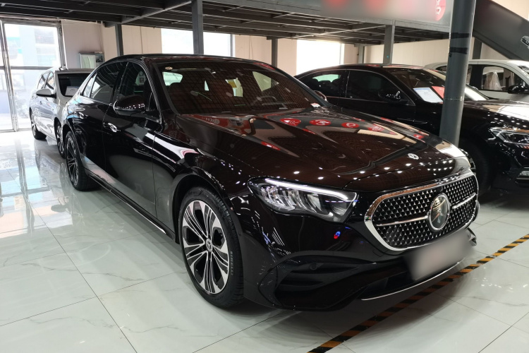 奔驰E级 2024款 E 300 L 豪华运动型车身外观3