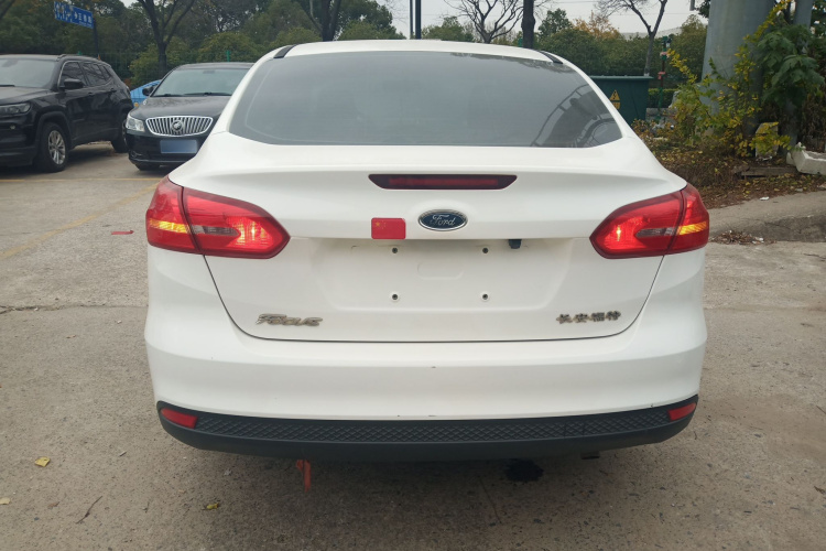 福特 福克斯 2015款 三厢 1.6L 自动舒适型车身外观6