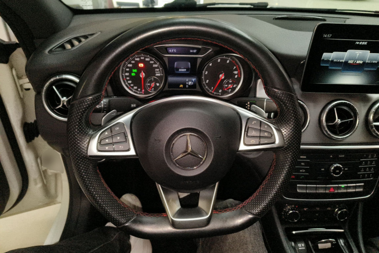 奔驰CLA 2017款 改款 CLA 220 4MATIC中控内饰13
