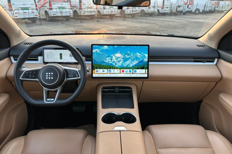 蓝电E5 PLUS 2025款 120km 标准旅行定制版 7座中控内饰7005