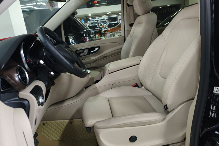 奔驰V级 2022款 V 260 领航版中控内饰19