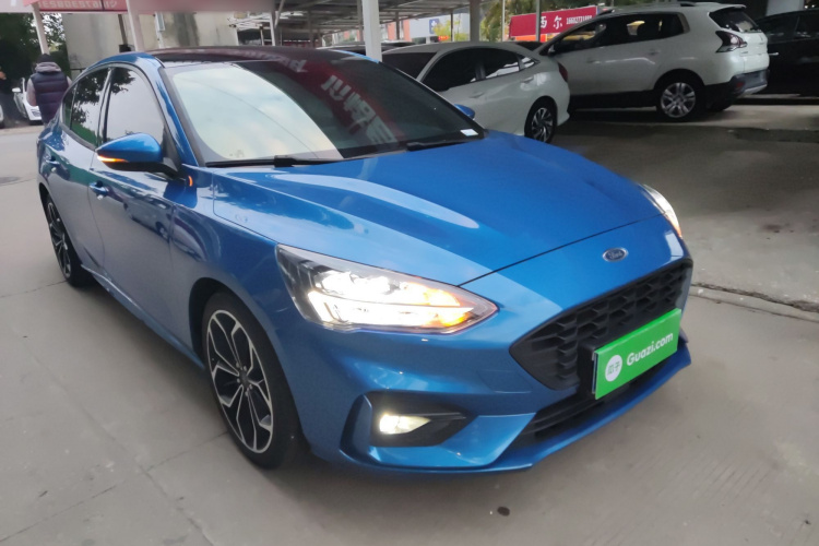 福特 福克斯 2020款 三厢 EcoBoost 180 自动ST Line车身外观3