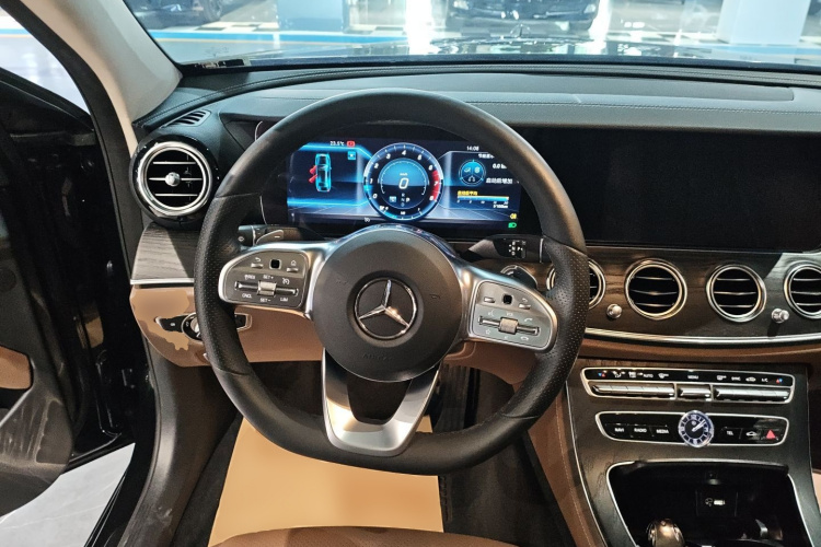 奔驰E级 2020款 改款 E 300 L 运动时尚型中控内饰13