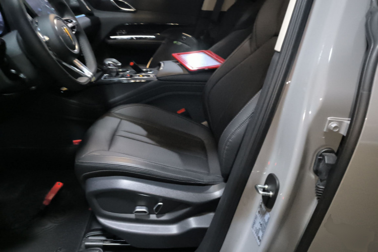 红旗HS3 2023款 1.5T 两驱善为版中控内饰19