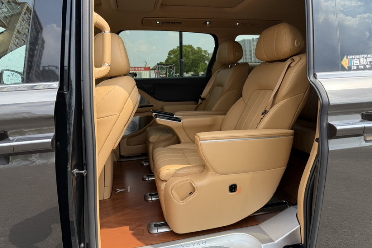 岚图汽车 岚图梦想家 2025款 PHEV 四驱尊贵鲲鹏版中控内饰7013