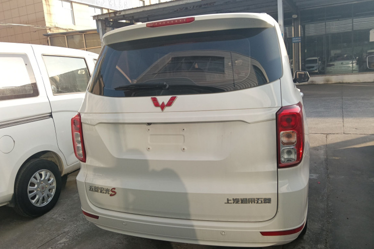 五菱汽车 五菱宏光 2021款 1.5L改款 S舒适型 液压助力LAR车身外观6