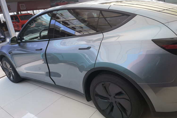 特斯拉 Model Y 2025款 后轮驱动 首发版车身外观4