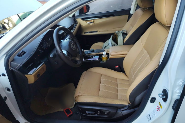 雷克萨斯ES 2017款 300h Mark Levinson舒适版局部细节19