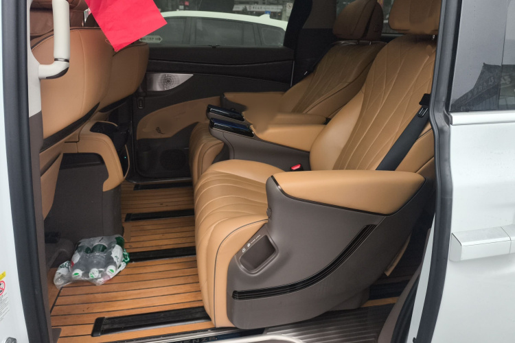 腾势D9 2022款 DM-i 1040 尊贵型中控内饰7004