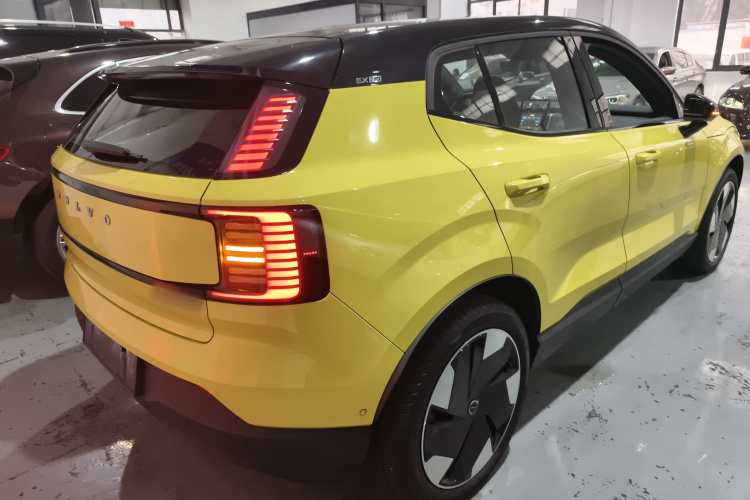 沃尔沃EX30 2025款 后驱长续航版 Ultra车身外观7
