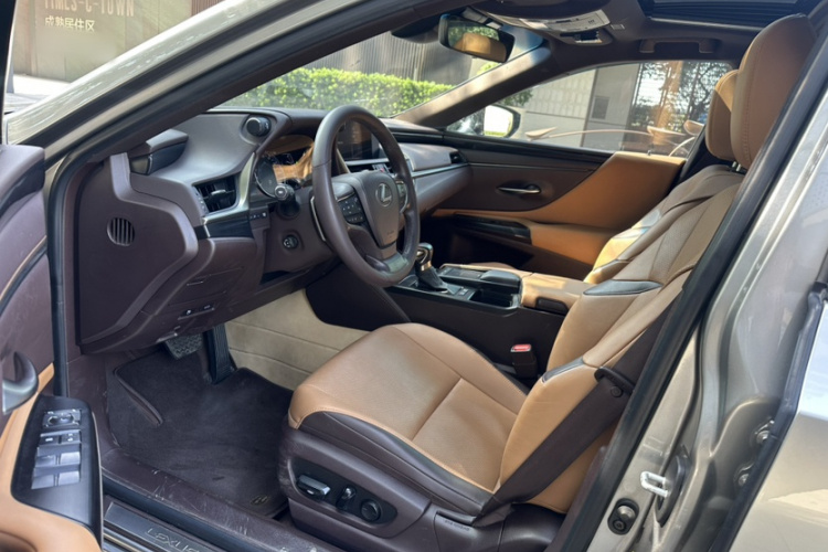 雷克萨斯ES 2018款 300h 卓越版 国V中控内饰7006