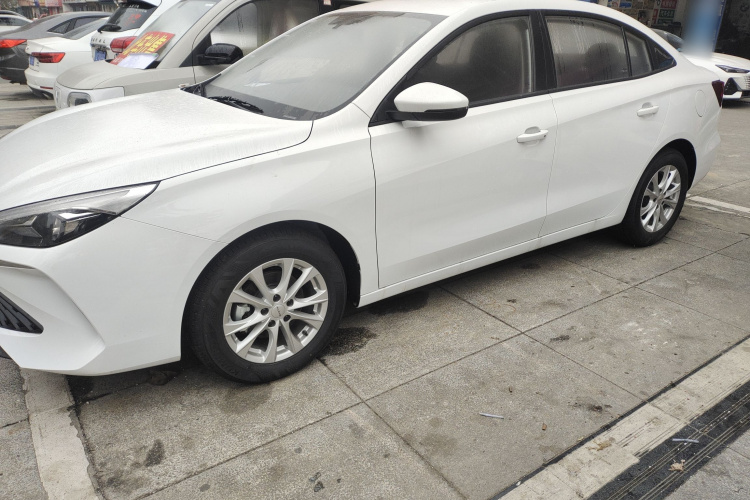 荣威i5 2023款 1.5L 手动舒享版车身外观4