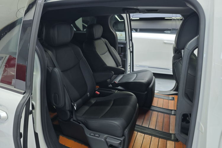 丰田 赛那SIENNA 2023款 2.5L混动 尊贵版中控内饰7003
