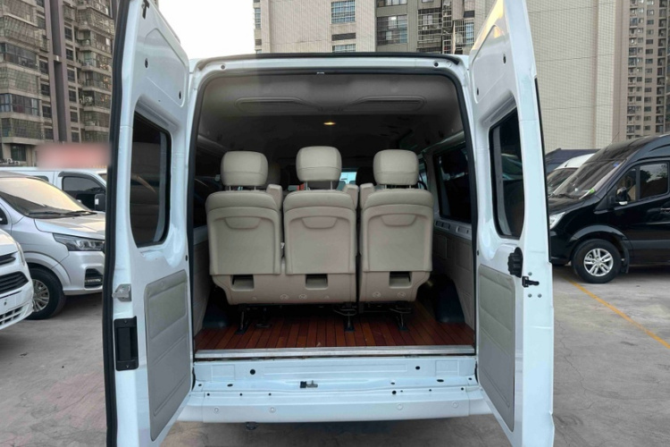 江铃福顺 2023款 2.0T 手动中轴中顶商务型9座 （非营运）中控内饰7003