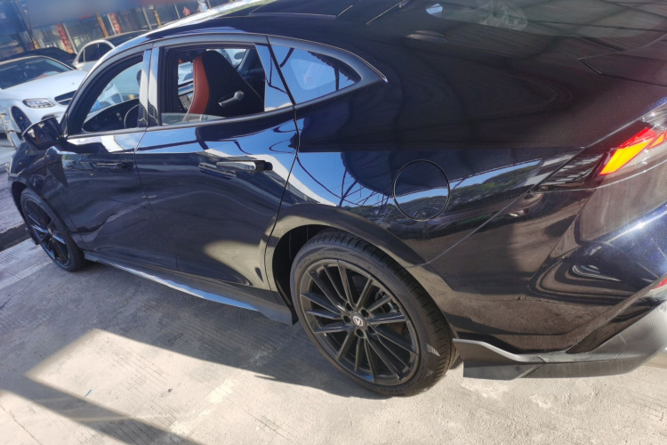 长安UNI-V 2024款 1.5T 尊贵运动型车身外观4