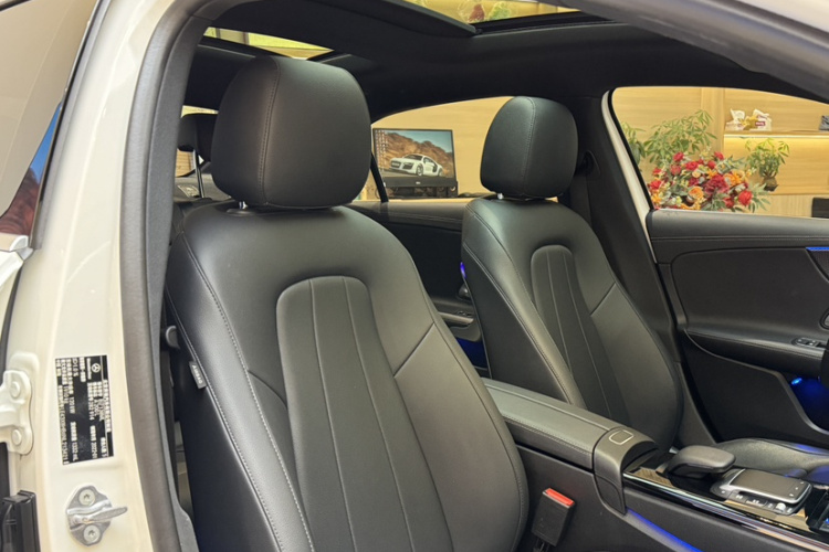 奔驰A级 2022款 A 200 L 运动轿车动感型中控内饰7004