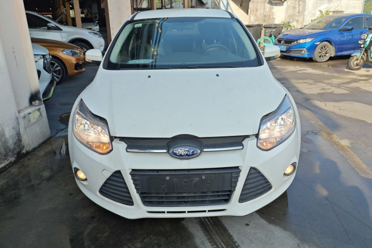 福特 福克斯 2012款 三厢 1.6L 自动舒适型车身外观2