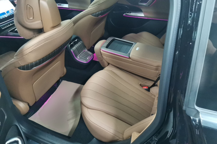 奔驰E级新能源 2024款 E 350 e L 插电式混合动力轿车中控内饰21