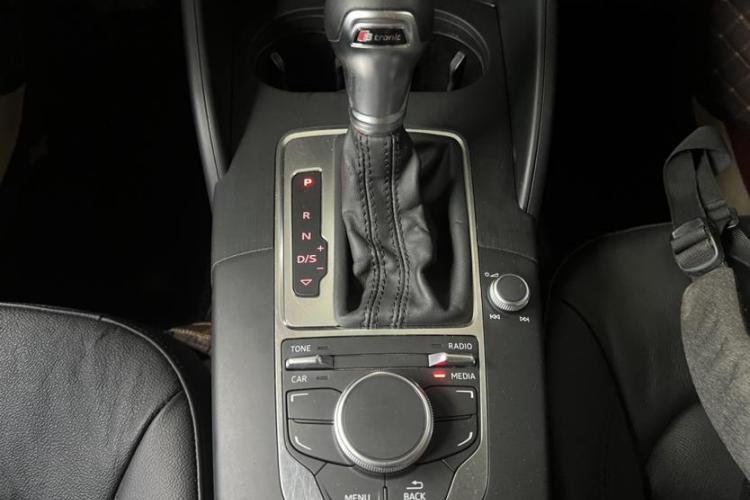 奥迪A3 2015款 Limousine 35 TFSI 百万纪念舒享型中控内饰7007