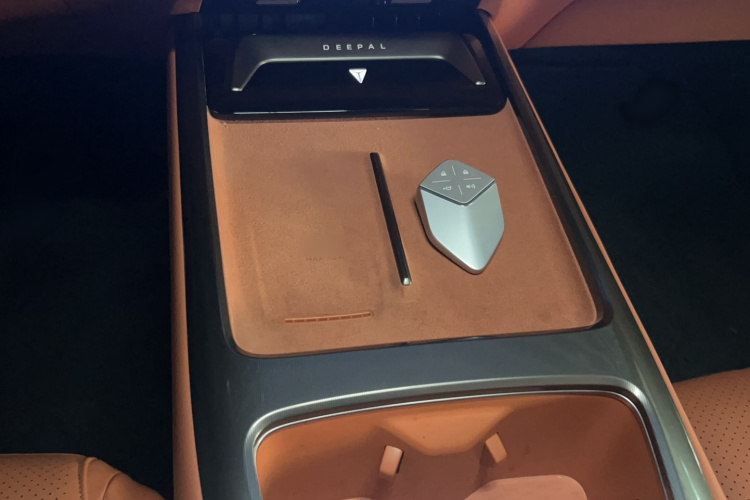 深蓝汽车 深蓝L07 2024款 530Max乾崑智驾ADS SE纯电版局部细节18