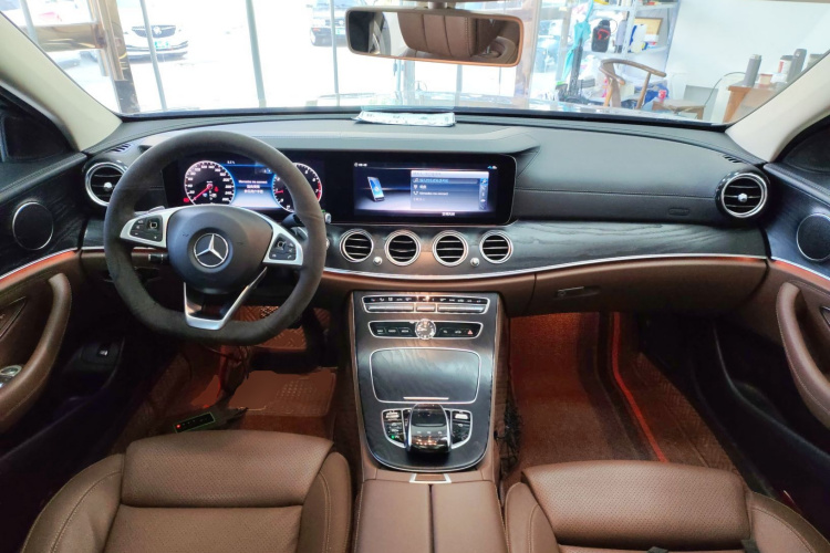 奔驰E级 2018款 E 200 L 运动型 4MATIC中控内饰12