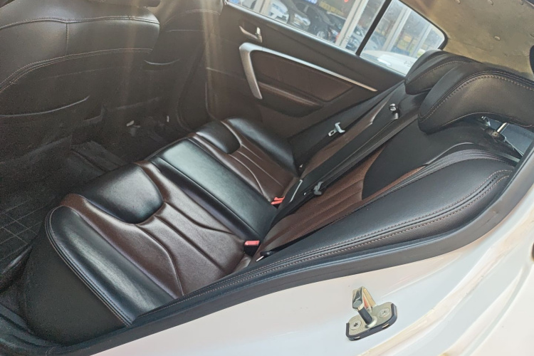 吉利汽车 帝豪 2017款 两厢RS百万款 1.5L 手动向上版中控内饰21