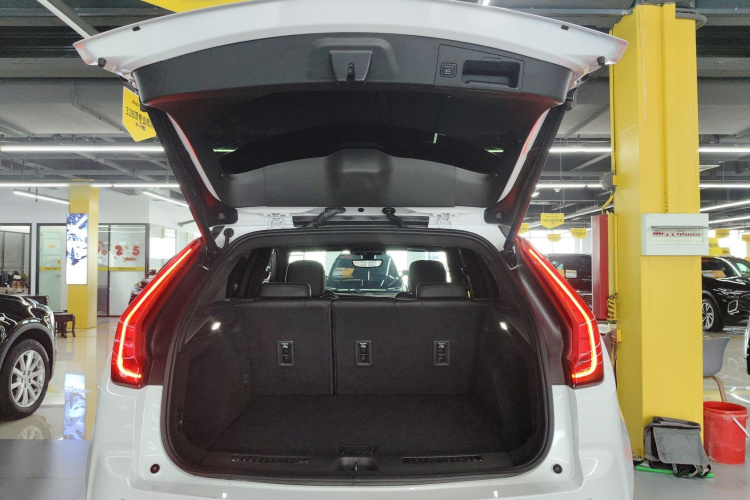 凯迪拉克XT4 2021款 28T 两驱领先型机舱底盘23