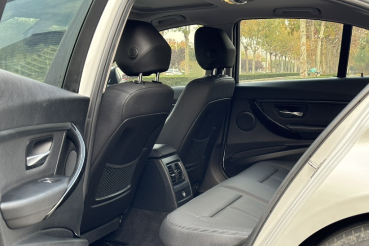 宝马3系 2017款 318i 时尚型中控内饰7001