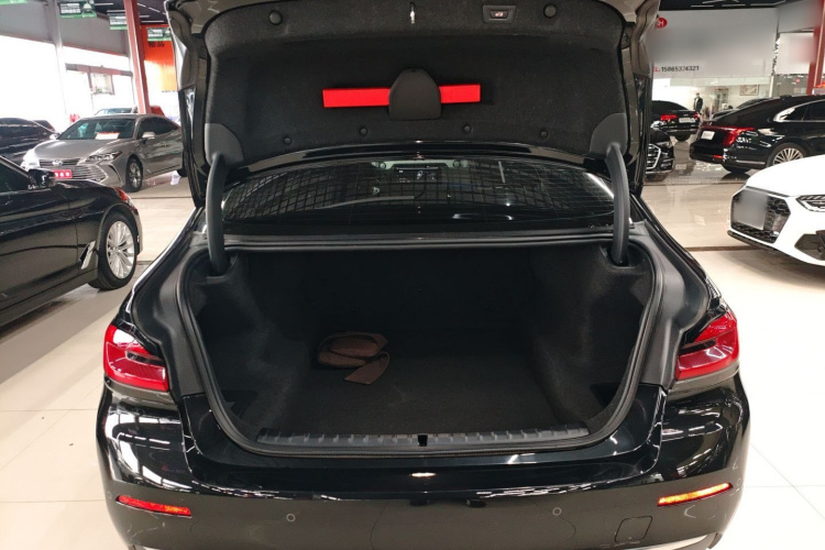 宝马5系 2021款 525Li 豪华套装机舱底盘23