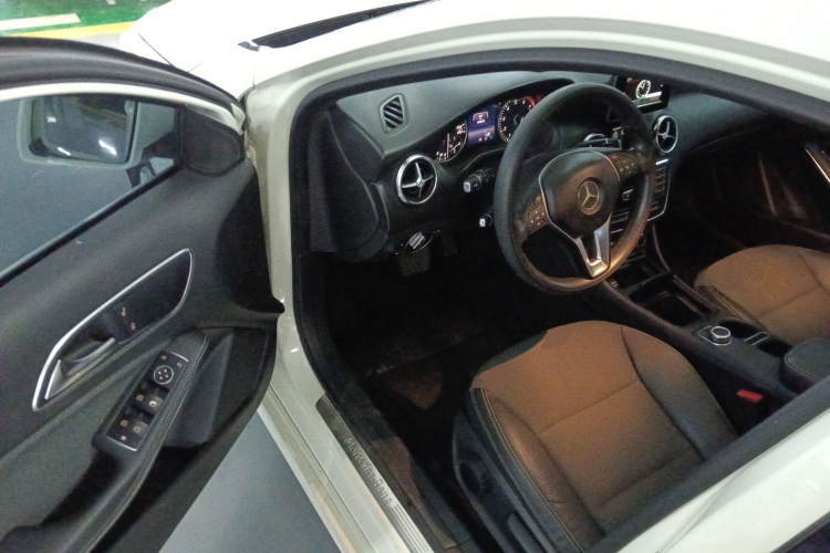 奔驰A级(进口) 2015款 A 180 标准型中控内饰7003
