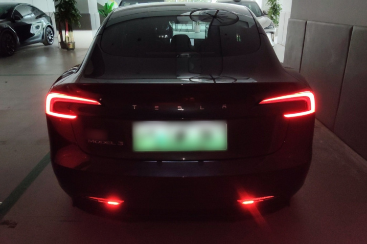 特斯拉 Model 3 2025款 后轮驱动版车身外观6