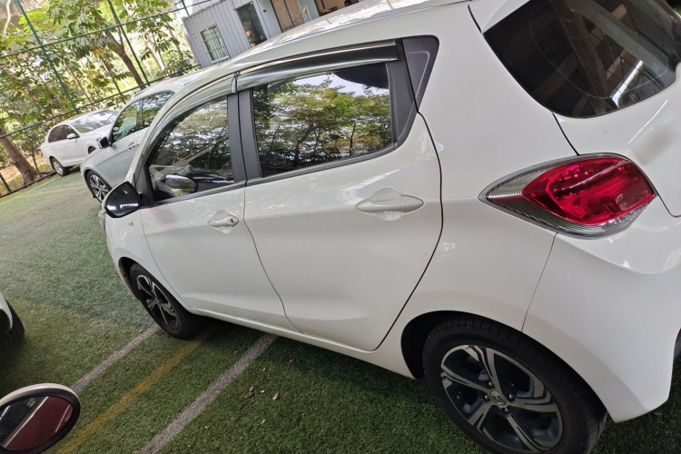 长安欧尚 奔奔E-Star 2021款 国民版 心悦版（快充版）磷酸铁锂（31.18kWh）车身外观4