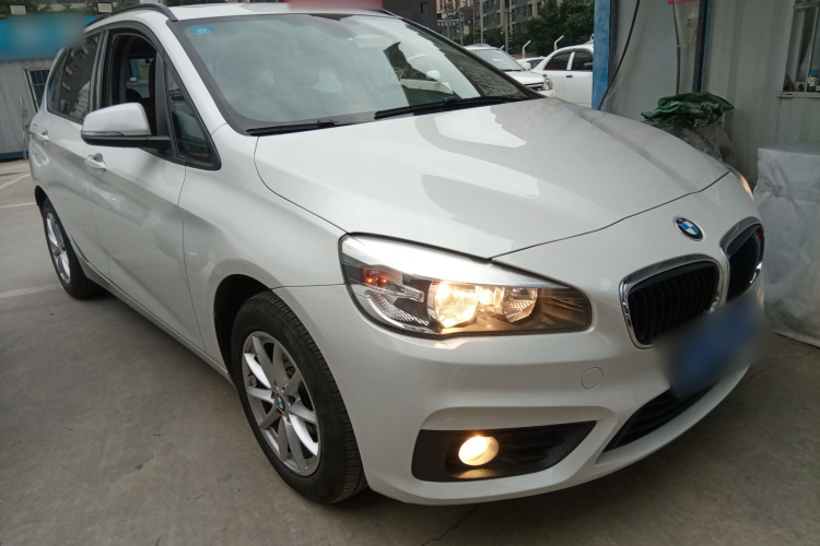 宝马2系旅行车 2016款 218i 时尚型车身外观3