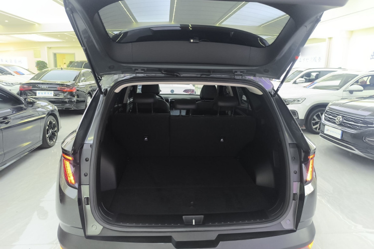 现代 2023款 途胜L 1.5T 自动两驱LUX尊贵版机舱底盘23