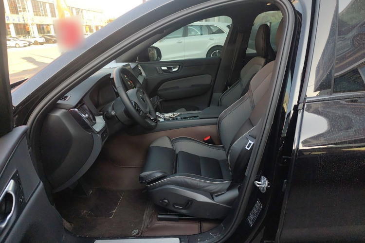 沃尔沃XC60新能源 2025款 插电式混动 长续航四驱智远极夜黑版中控内饰19