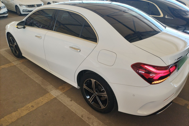 奔驰A级 2022款 改款二 A 200 L 运动轿车时尚型车身外观4