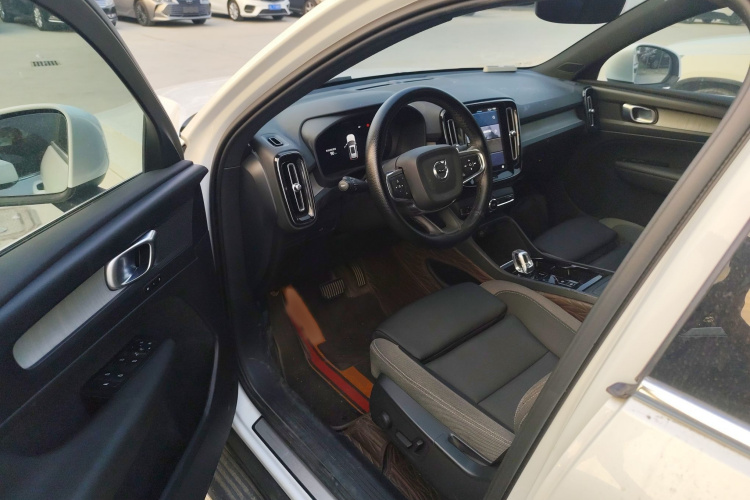 沃尔沃XC40 2023款 B3 智远豪华版中控内饰7003