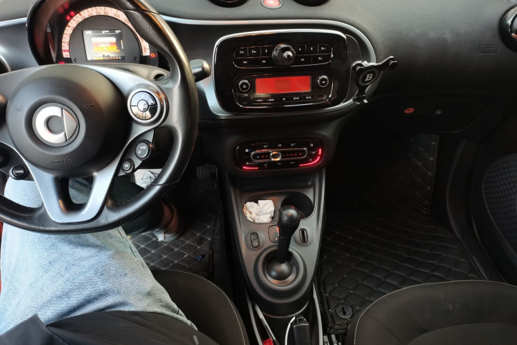 smart fortwo 2015款 1.0L 52千瓦硬顶激情版中控内饰12