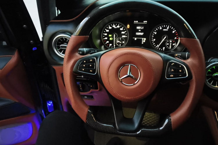 奔驰 威霆 2021款 2.0T 精英版 7座中控内饰13