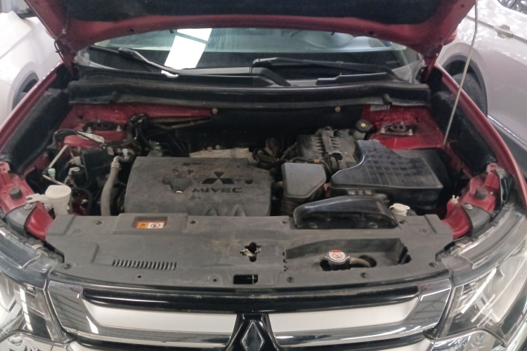 三菱 欧蓝德 2016款 2.0L 两驱风尚版 5座机舱底盘24