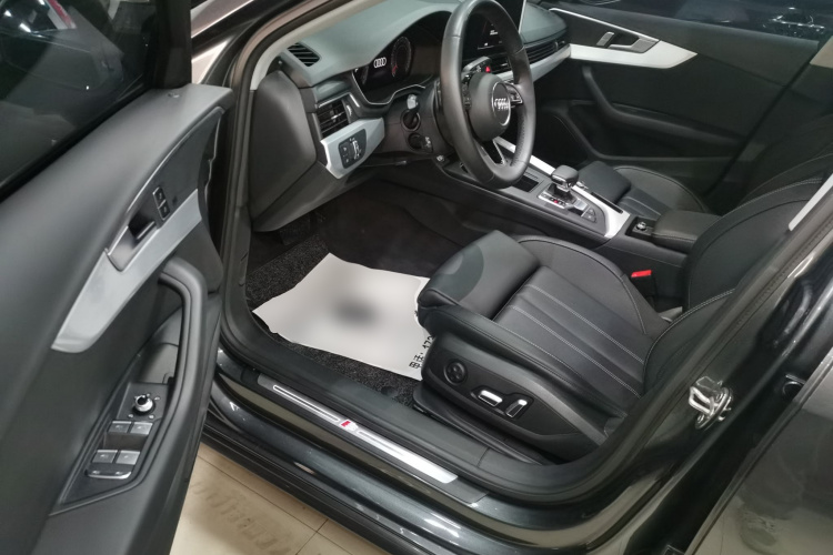 奥迪A4L 2024款 40 TFSI 时尚动感型中控内饰19