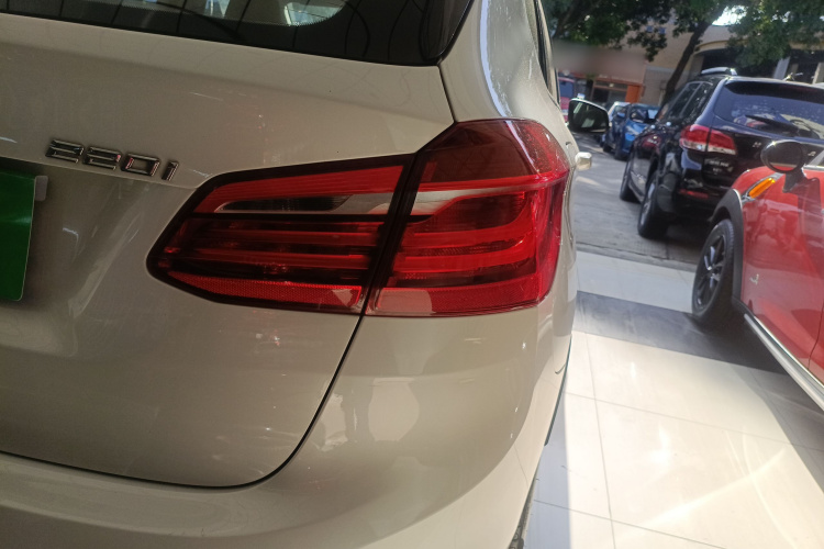 宝马2系旅行车 2016款 220i 领先型车身外观9