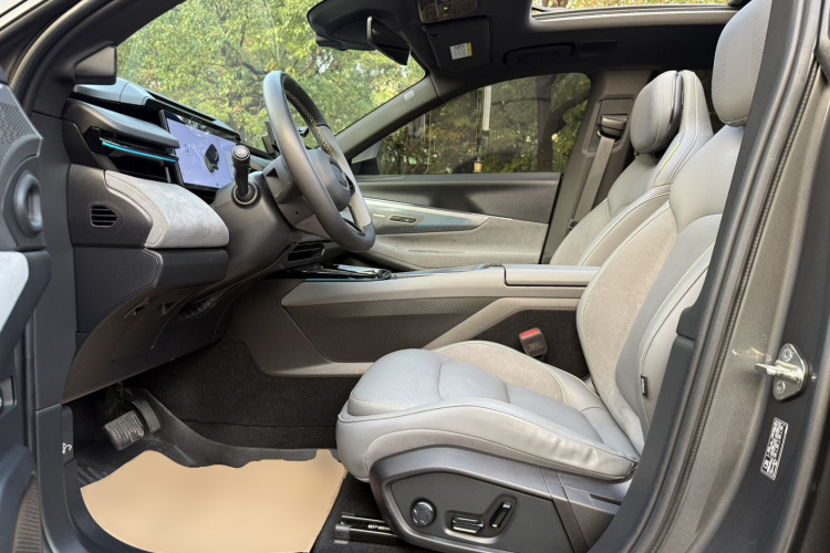 领克08 EM-P 2023款 120km 长续航Halo中控内饰19