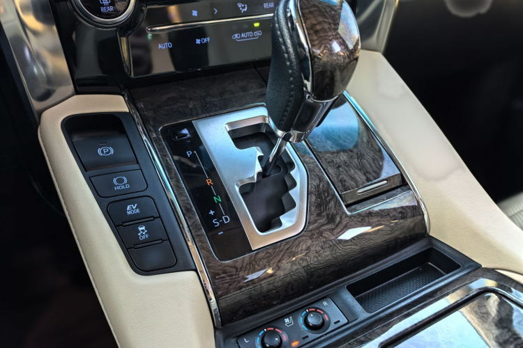 丰田 威尔法 2021款 皇冠 双擎 2.5L HV至尊版局部细节9015