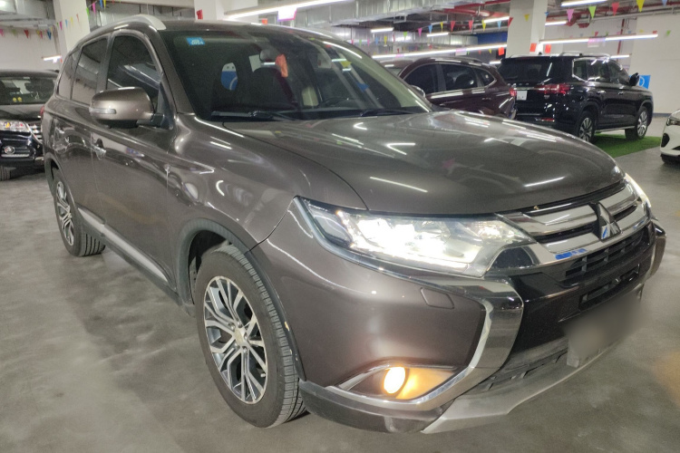 三菱 欧蓝德 2016款 2.4L 四驱精英版 5座车身外观3