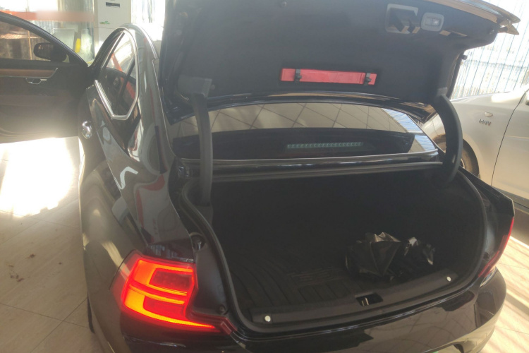 沃尔沃S90 2019款 T5 智逸版机舱底盘23