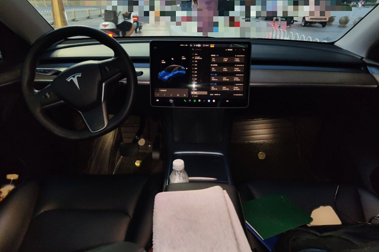特斯拉 Model Y 2021款 长续航全轮驱动版中控内饰7002