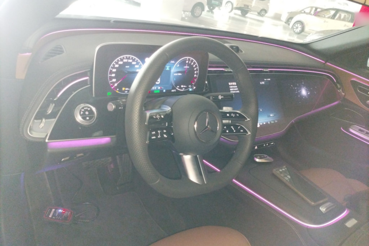 奔驰E级新能源 2024款 E 350 e L 插电式混合动力运动轿车中控内饰12