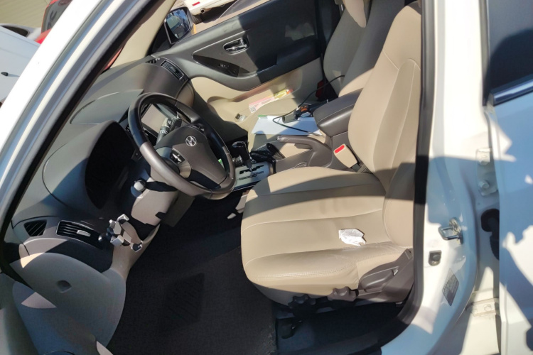 现代 悦动 2011款 1.6L 自动豪华型中控内饰19